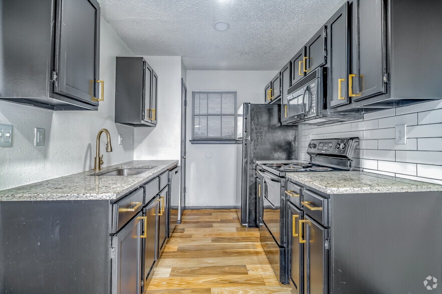 1BR, 1BA - 610SF - Kitchen - The Row