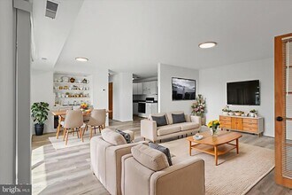 Building Photo - 214 Locust St SE