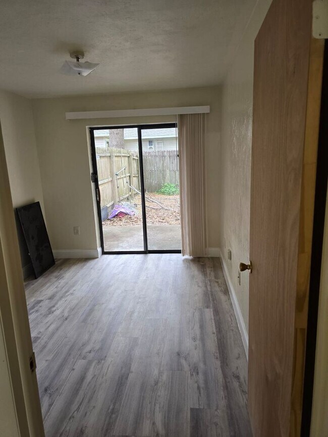Building Photo - Beautiful 2 bedroom 1 bathroom Single Fami...
