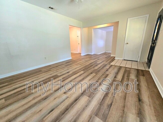 Building Photo - 909 Springbrook Ave