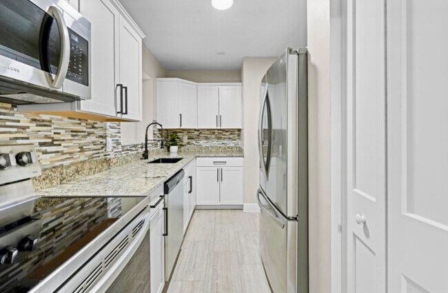 Building Photo - Updated 2 bedroom 1 bath with a Bonus Room