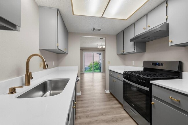 Building Photo - 2404 Broken Oak Dr