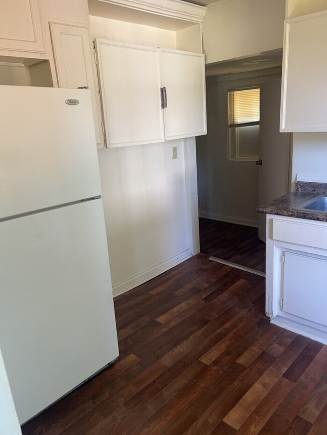 Building Photo - "Charming 2-Bedroom Retreat in Greenville – Ideal Location on W. 6th Street!"