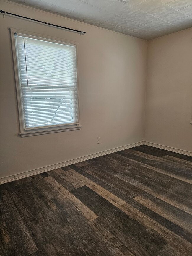 Building Photo - Very updated, cozy two bedroom across from BGHS