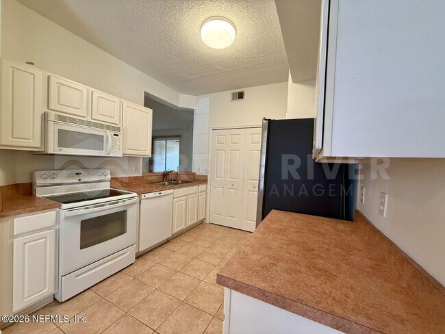 Building Photo - 204 Augusta Cir