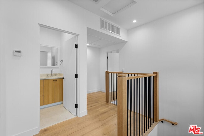 Building Photo - 1062 S Alfred St