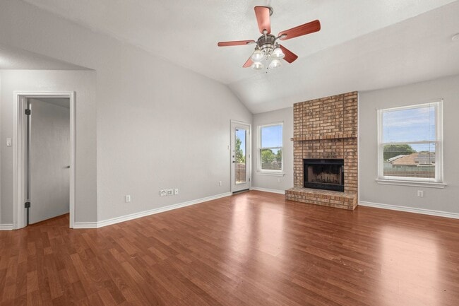 Building Photo - Available NOW!!!! This 3 bedroom, 2 bath, 2 car garage home has no carpet. All flooring is LVP an...