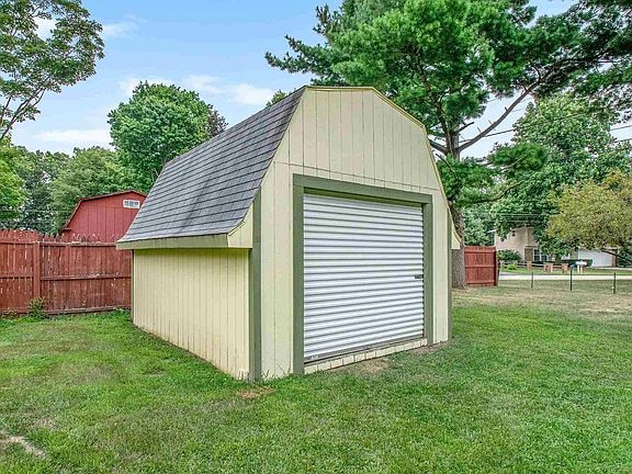 Building Photo - 30830 Lincoln Dr