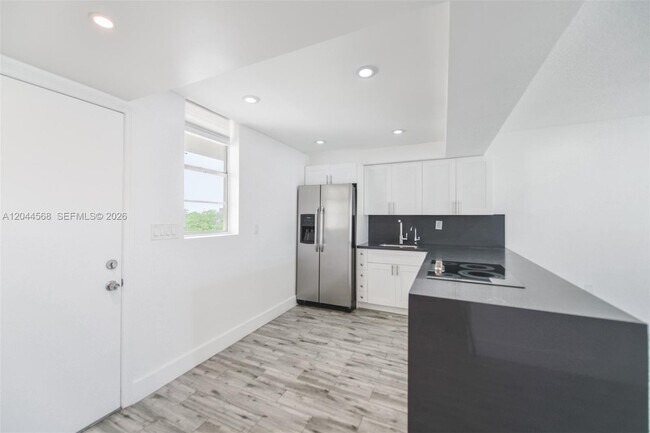 Building Photo - 2851 Leonard Dr