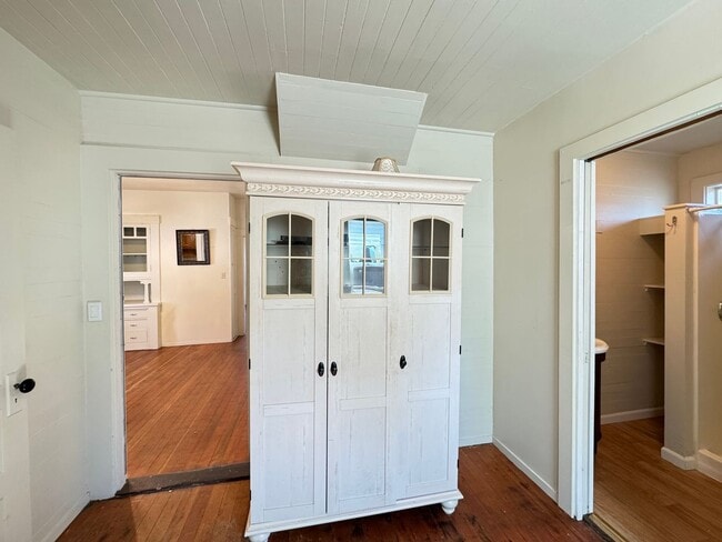 Building Photo - 2 Story home close to downtown