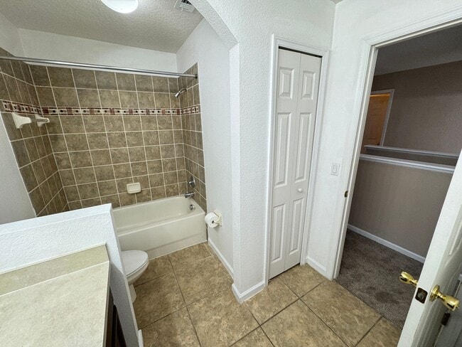 Building Photo - 5 Bedroom Townhome in Avalon Park! TESLA CHARGER INCLUDED!