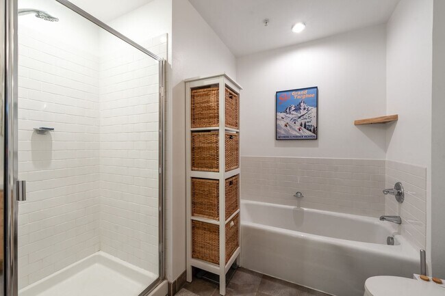 Building Photo - 1BD, 1BA Downtown Denver Condo with Garage...