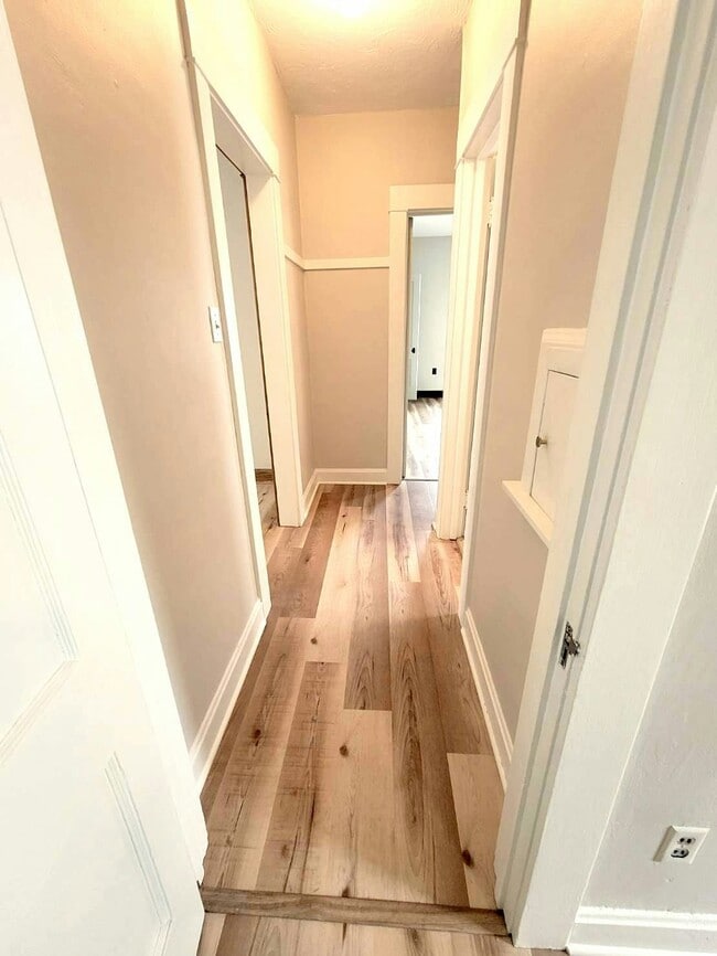 Building Photo - 1303 Lakeland Ave