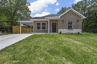 Building Photo - 6127 Tejas Dr