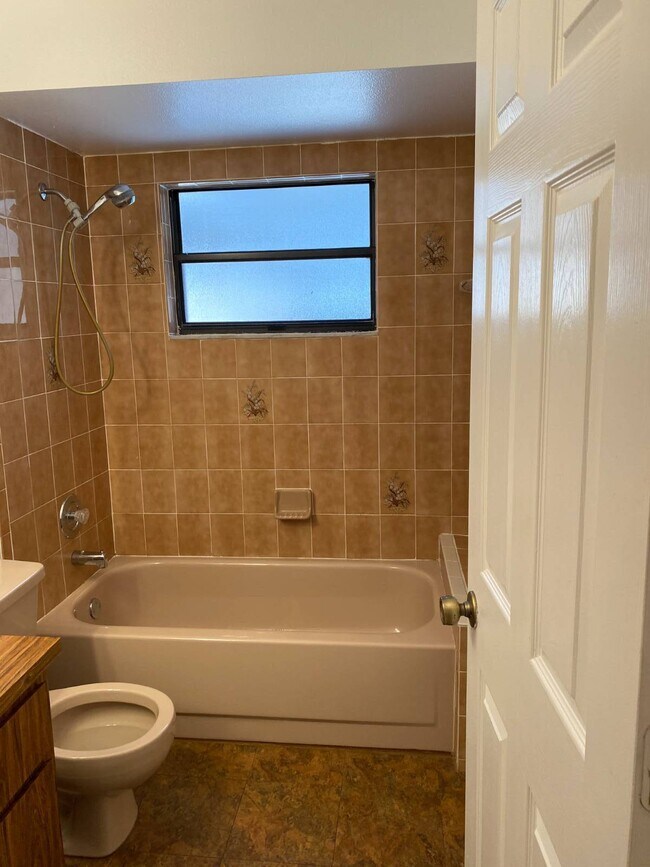 Building Photo - 5344 Elwood Rd