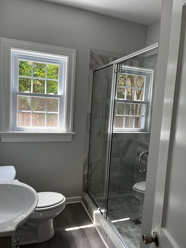 Tile shower - 909 E Mulberry St