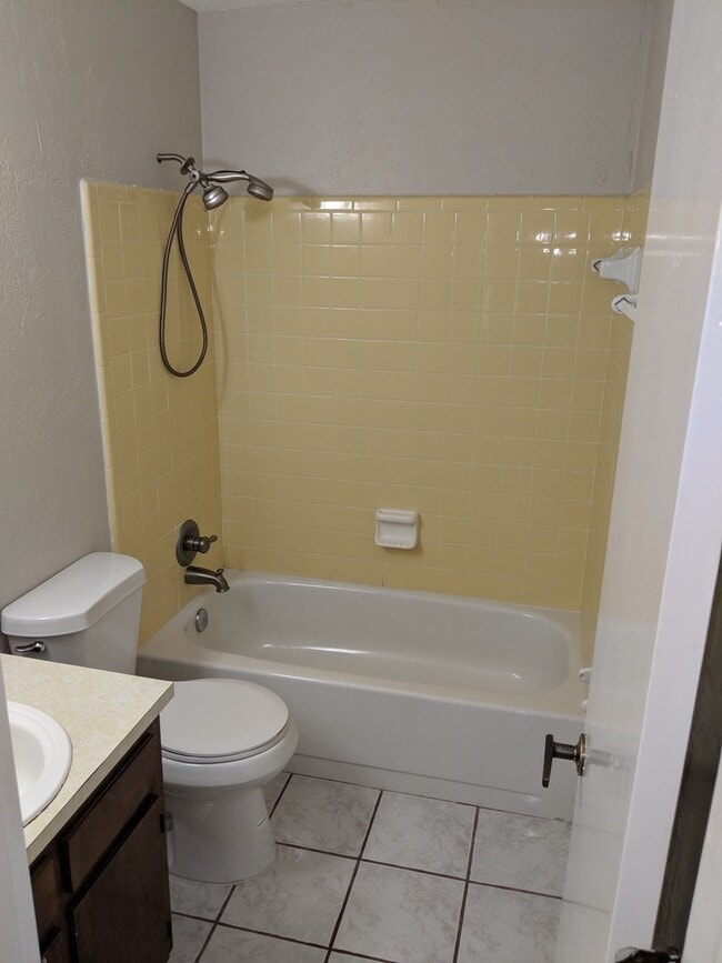 Building Photo - Spacious 2 Bedroom, 2 1/2 Bath Town House ...