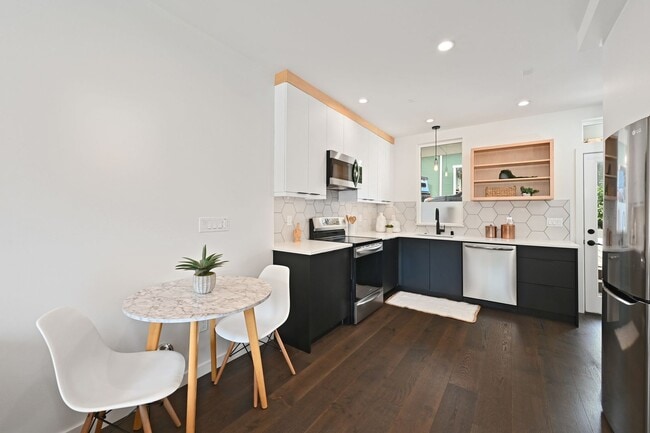 Building Photo - Modern 3-Level Townhome (2020) with Private Roof Deck & A/C