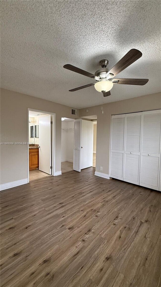 Building Photo - 1500 Lake Crystal Dr