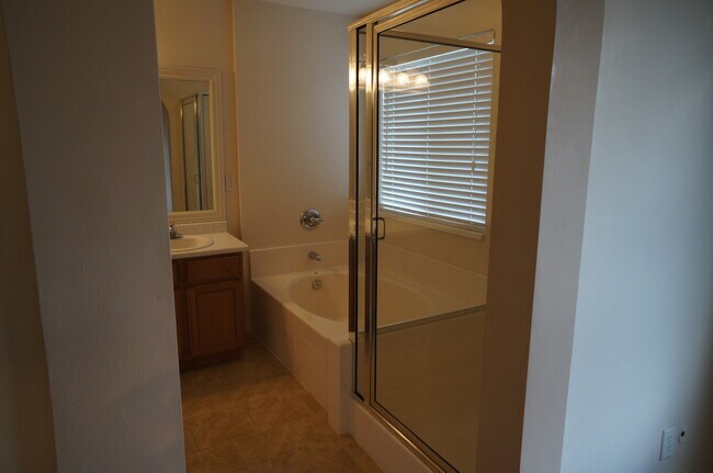 Building Photo - 944 Longleaf Dr