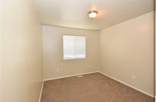 Building Photo - 3341 N Maplestone Ave
