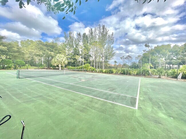 Building Photo - 1700 Crestwood Ct S