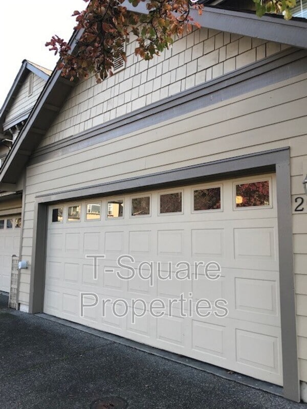 Building Photo - 13824 N Creek Dr