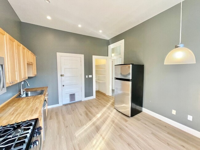 Building Photo - Prime Noe Valley 3Br/1.5Ba Top Floor Flat w/Laundry, Storage – A MUST SEE! PROGRESSIVE