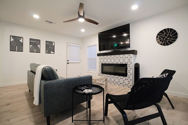 Building Photo - Ryan Place- Short to Mid-Term Rental Fully...
