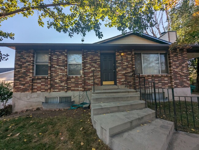 Building Photo - Single family home in Sandy, 4 bed 2 bath,...