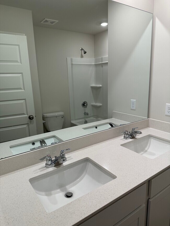 Building Photo - 2252 Robert Gwynne Dr