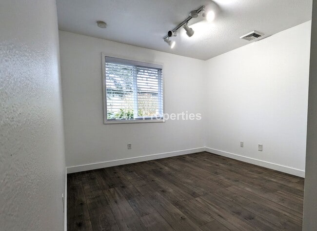 Building Photo - Charming 3 BD | 1 BA Home w/ Large Backyar...