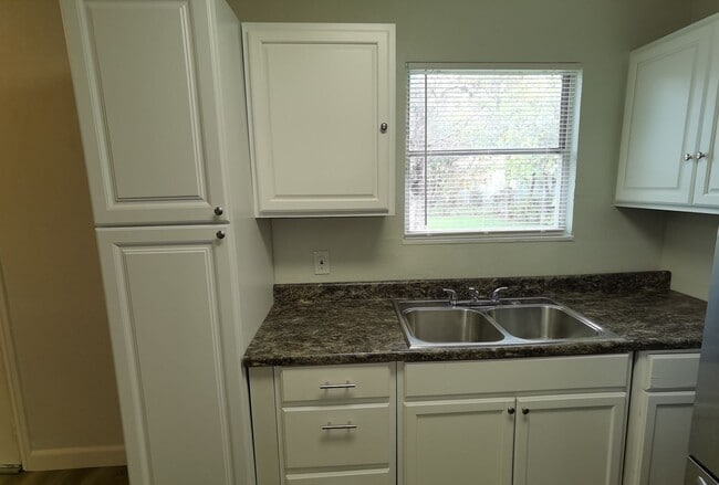 Building Photo - 4 Bedroom 2 bath in Valley High