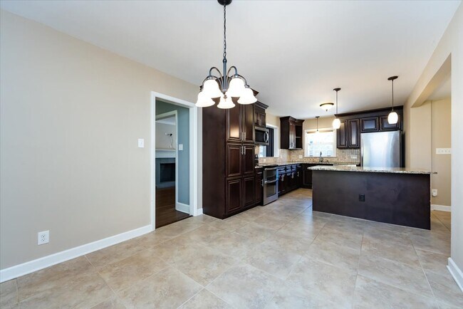 Building Photo - 5400 Farmbrook Dr