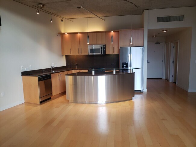 Building Photo - Wonderful Two story Penthouse Condo! Water...