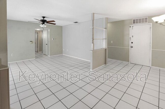 Building Photo - 5645 N Tuttle Ave