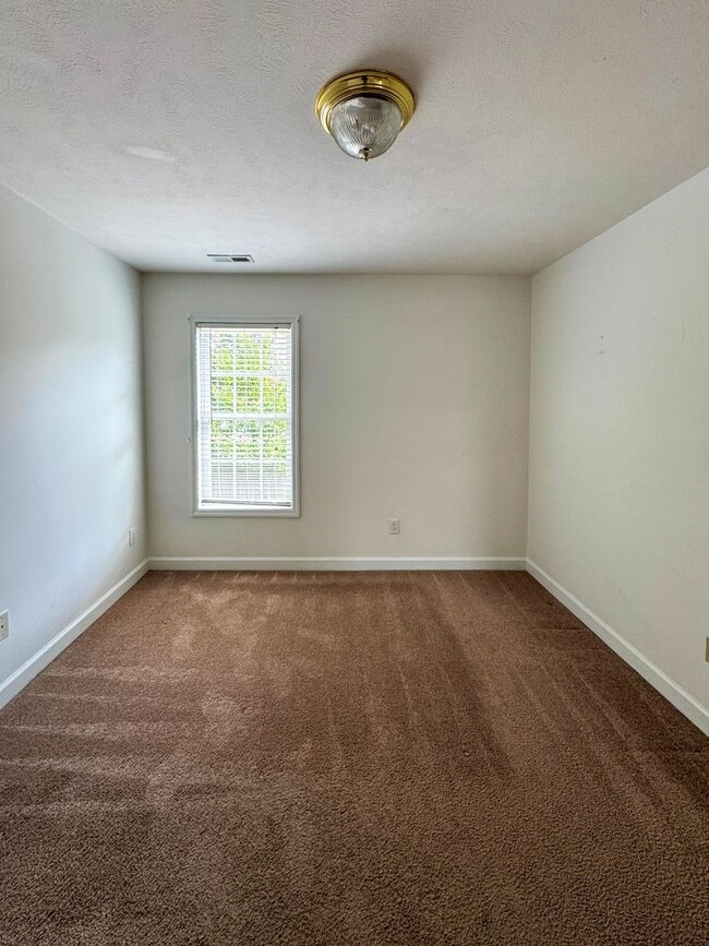 Building Photo - Charming 3 Bed 2.5 Bath Home in Gated Community