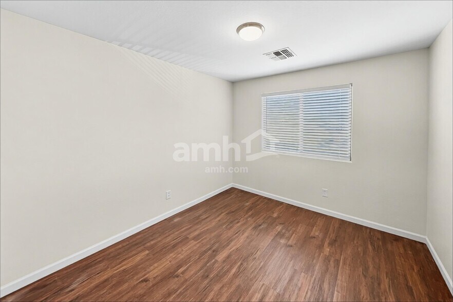 Building Photo - 3910 E Hematite Ln