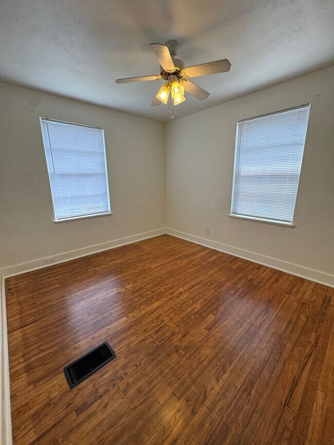 Building Photo - Available Now! The Villa Condo 3 BR Must See