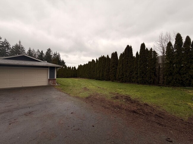 Building Photo - Private and quiet 3BD, 2 BA w/ 2 car garage near Fedrickson!