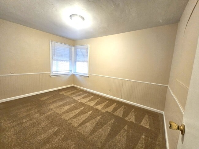 Building Photo - Spacious Ranch Home