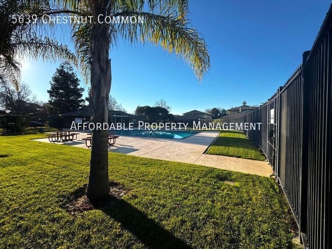 Building Photo - 5639 Chestnut Common