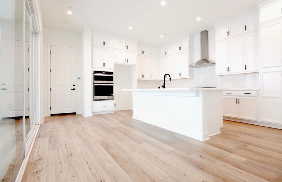 Building Photo - 440 Chorus