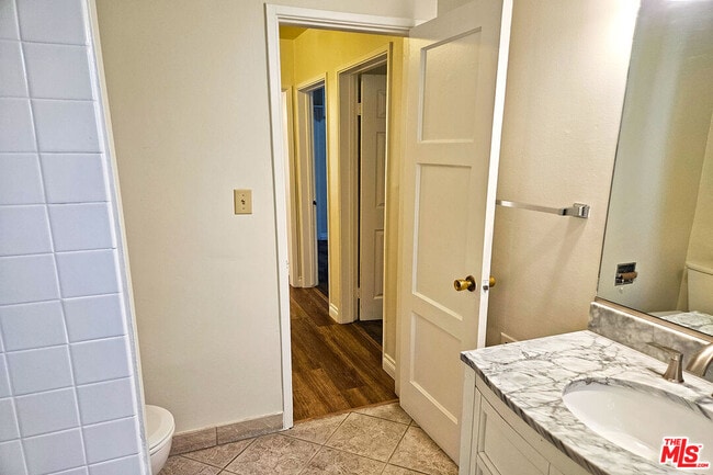 Building Photo - 9966 Glencrest Cir