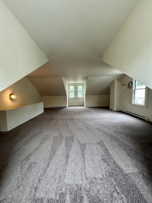 Building Photo - Large 3bd/ 1.5 bath Home w/Attic Room l Sp...