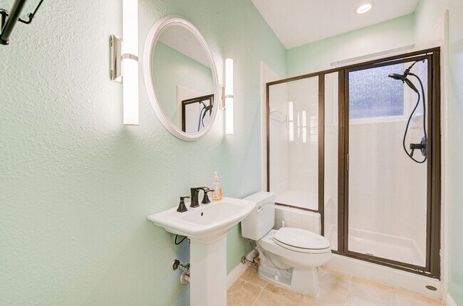 Building Photo - 5 Bed/ 3 Bath Two Story Home