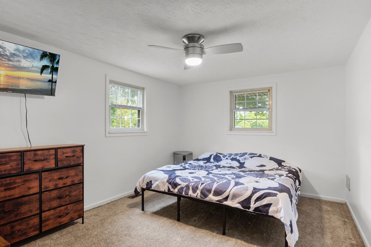 Building Photo - 3930 Beechwood Dr