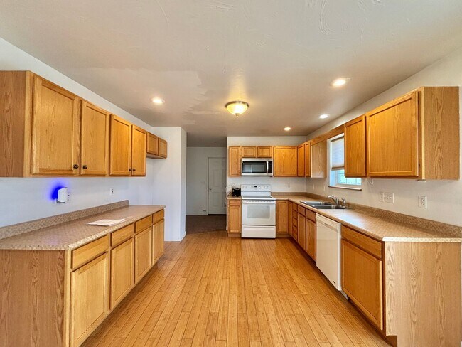 Building Photo - Great 3br/2.5ba, with a bonus space.