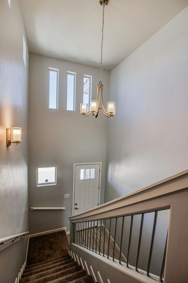 Building Photo - Beautiful 4 bed/2.5 baths in the desirable...