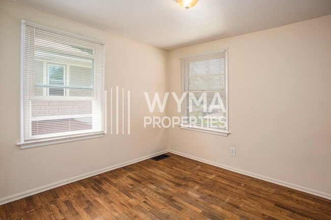 Building Photo - AVAILABLE MID-JULY!! 3 Bedroom, 1.5 Single...